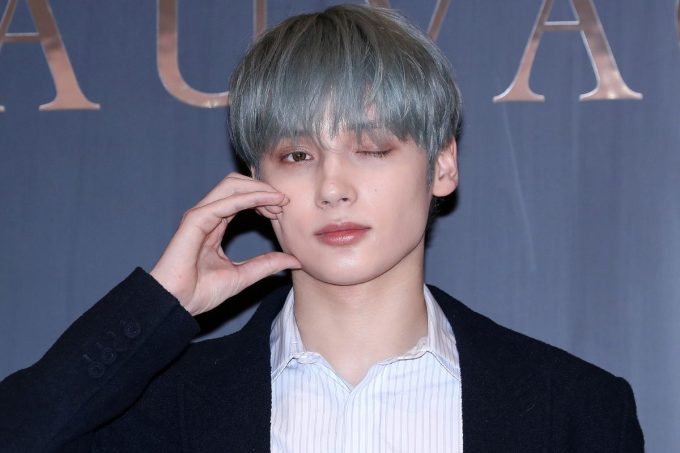 Los miembros de TXT admiran el trasero de Huening Kai en un video viral