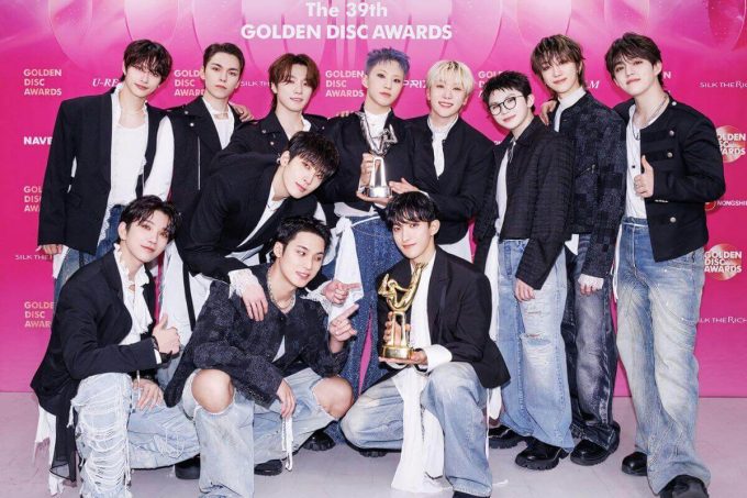 SEVENTEEN demuestra su profesionalismo tras un fallo de audio durante un concierto