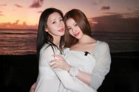 Sana de TWICE y Miyeon de (G)I-DLE presumen su química en un nuevo vlog de viaje